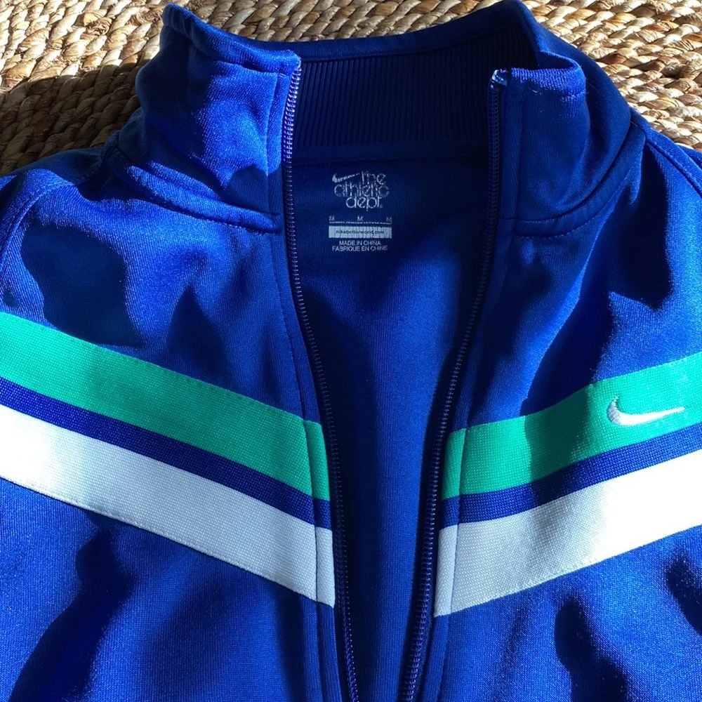 Nike size Medium jacket size mens Medium